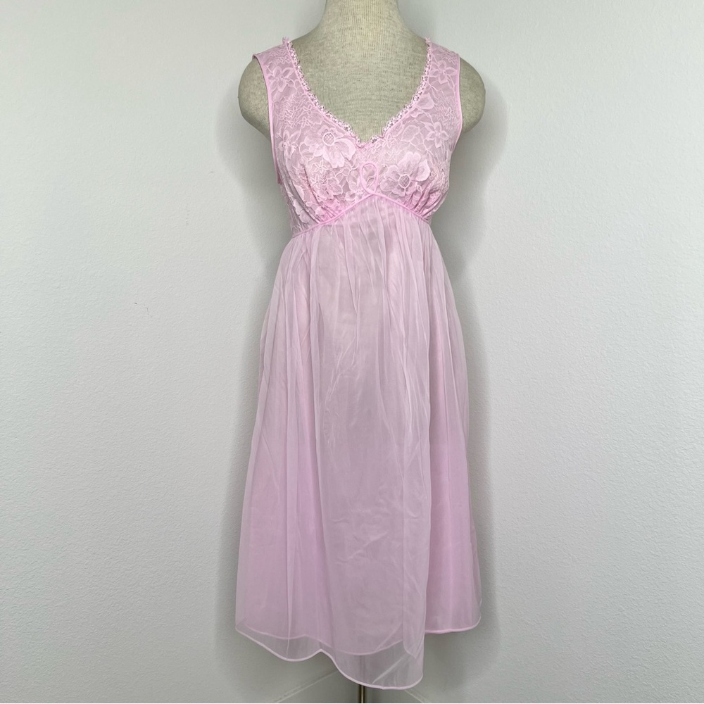 🔹 Vintage Vanity Fair Nightgown